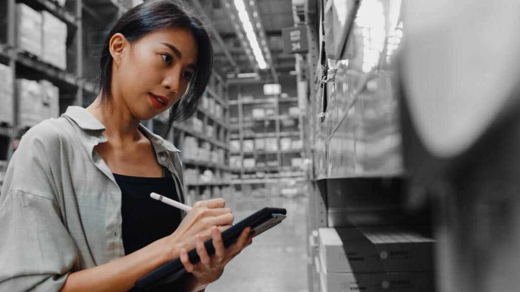 OQLIS - The Power of Now: Real-Time Analytics Benefits Revealed Business woman using data in business